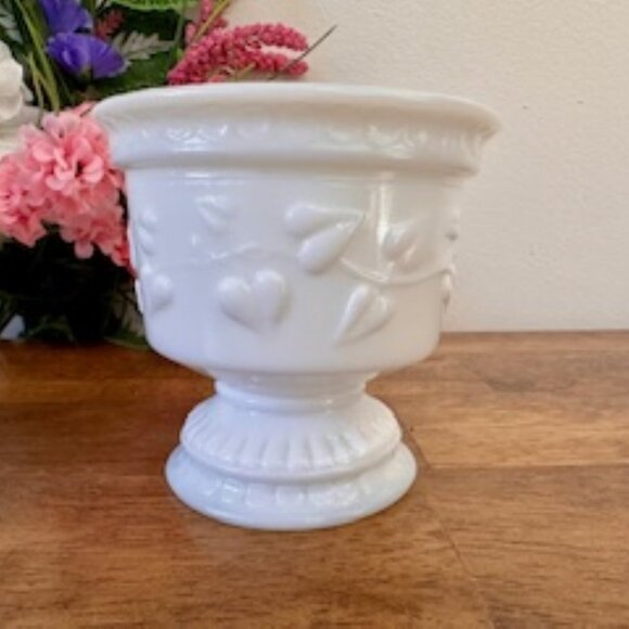 Vintage Milk Glass Ivy Vine Pedestal Planter Heart Pattern Vase White Footed Gla - Picture 4 of 8